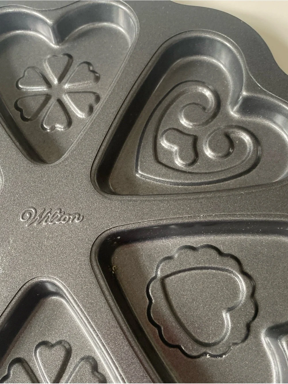 Wilton Heart-Shaped Multi-Cavity Nonstick Cake Pan - non stick 6 spaces 11” diam